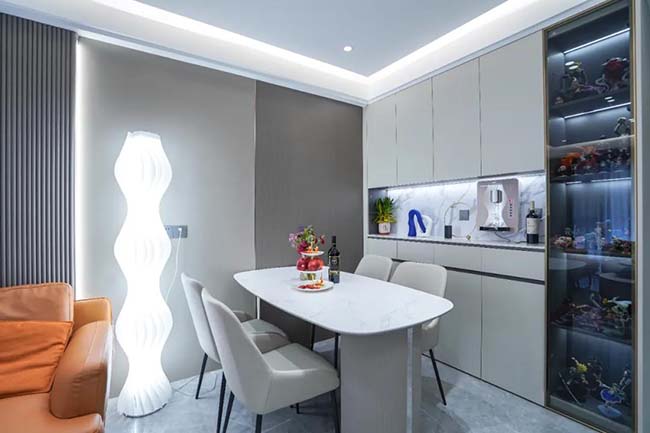 90㎡現(xiàn)代三居，舍主燈換燈帶，巧妙的色彩混搭，打造年輕有趣的生活